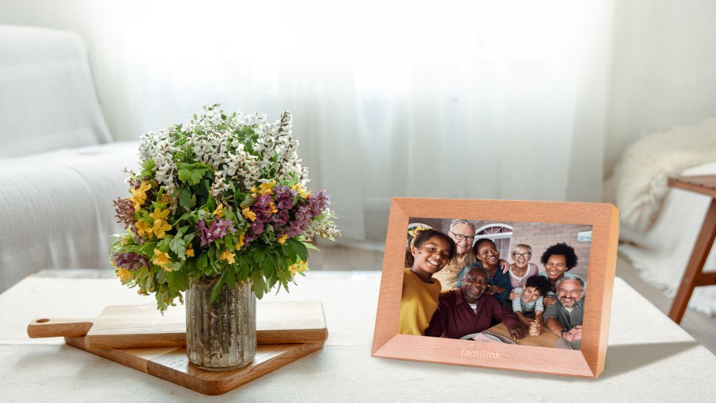Familink frame can receive pictures by email